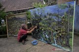 Seniman menyelesaikan lukisan berbahan dasar sampah eceng gondok di Banyuresmi, Kabupaten Garut, Jawa Barat, Jumat (19/2/2021). Lukisan tersebut dibuat guna mengedukasi masyarakat tentang pemanfaatan sampah eceng gondok selain dari meningkatkan nilai seni pada lukisan tersebut. ANTARA JABAR/Candra Yanuarsyah/agr
