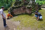 Pekerja melakukan pengukuran dimensi latar depan Candi Mirigambar yang akan dipugar di Mirigambar, Tulungagung, Jawa Timur, Jumat (19/2/2021). Candi Mirigambar untuk pemujaan umat Hindu peninggalan abad XIV itu mulai dipugar oleh BPCB Jatim, karena kondisi strukturnya sebagian besart sudah rusak, miring dan rawan ambruk jika terjadi gempa. Antara Jatim/Destyan Sujarwoko/zk