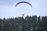 Penggiat olahraga dirgantara terbang dengan 'paramotor' saat latihan bersama di Pantai Mertasari, Denpasar, Bali, Jumat (19/2/2021). Kegiatan tersebut dilakukan untuk meningkatkan kemampuan penggiat olahraga dirgantara yang potensinya juga akan terus dikembangkan sebagai atraksi wisata untuk mendukung pemulihan sektor pariwisata Pulau Dewata. ANTARA FOTO/Fikri Yusuf/nym.