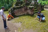 Pekerja melakukan pengukuran dimensi latar depan Candi Mirigambar yang akan dipugar di Mirigambar, Tulungagung, Jawa Timur, Jumat (19/2/2021). Candi Mirigambar untuk pemujaan umat Hindu peninggalan abad XIV itu mulai dipugar oleh BPCB Jatim, karena kondisi strukturnya sebagian besart sudah rusak, miring dan rawan ambruk jika terjadi gempa. ANTARAFOTO/Destyan Sujarwoko/nym.