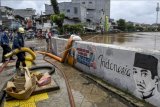 Petugas Dinas Penanggulangan Kebakaran dan Penyelamatan DKI Jakarta bersiap menyedot banjir di Jalan Jatinegara Barat, Kampung Pulo, Jakarta, Sabtu (20/2/2021). Intensitas hujan yang tinggi serta buruknya drainase menyebabkan banjir di sejumlah wilayah Jakarta. ANTARA FOTO/M Risyal Hidayat/nym.