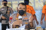 Dirpolairud Polda Jawa Timur Kombes Pol Arnapi menunjukkan barang bukti saat ungkap kasus perdagangan detonator peledak ikan, di Ditpolairud Polda Jawa Timur, Surabaya, Jawa Timur, Jumat (19/2/2021). Ditpolairud Polda Jawa Timur menangkap dua tersangka berinisial M (47) dan A (41) atas kasus dugaan memperdagangkan detonator peledak ikan secara ilegal serta mengamankan barang bukti salah satunya detonator sebanyak 3 ribu buah. Antara Jatim/Didik/Zk