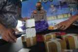 Polisi menunjukkan barang bukti saat ungkap kasus perdagangan detonator peledak ikan, di Ditpolairud Polda Jawa Timur, Surabaya, Jawa Timur, Jumat (19/2/2021). Ditpolairud Polda Jawa Timur menangkap dua tersangka berinisial M (47) dan A (41) atas kasus dugaan memperdagangkan detonator peledak ikan secara ilegal serta mengamankan barang bukti salah satunya detonator sebanyak 3 ribu buah. Antara Jatim/Didik/Zk