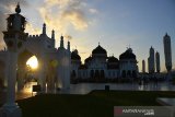 PEMERINTAH KEMBANGKAN WISATA RELIGI. Pengunjung berada di rumah ibadah situs sejarah, Masjid Raya Baiturrahman, Banda Aceh, Aceh, Sabtu (20/2/2021). Pemerintah melalui Kementerian Pariwisata dan Ekonomi Kreatif mendorong masjid bersejarah di tanah air sebagai destinasi wisata baru dengan mengharapkan dukungan semua pihak ikuti berinovasi, beradaptasi dan berkolaborasi menjadikan masjid bersejarah tersebut sebagai daya tarik wisata ekonomi kreatif. ANTARA FOTO/Ampelsa