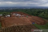 Foto udara pembangunan perumahan di Cilengkrang, Bandung, Jawa Barat, Sabtu (20/2/2021). Bank Indonesia mengeluarkan kebijakan baru terkait pelonggaran uang muka untuk Kredit Kepemilikan Rumah (KPR) 100 persen yang akan berlaku pada satu Maret hingga 31 Desember 2021 guna mendorong pertumbuhan kredit di sektor properti, serta pemulihan ekonomi tahun 2021. ANTARA JABAR/Raisan Al Farisi/agr