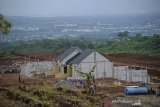 Pekerja menyelesaikan pembangunan perumahan di Cilengkrang, Bandung, Jawa Barat, Sabtu (20/2/2021). Bank Indonesia mengeluarkan kebijakan baru terkait pelonggaran uang muka untuk Kredit Kepemilikan Rumah (KPR) 100 persen yang akan berlaku pada satu Maret hingga 31 Desember 2021 guna mendorong pertumbuhan kredit di sektor properti, serta pemulihan ekonomi tahun 2021. ANTARA JABAR/Raisan Al Farisi/agr