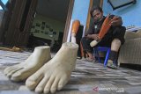 Pekerja dari Forum Komunikasi Penyandang Cacat Indramayu (FKPCI) menyelesaikan pembuatan protesha atau alat bantu Kaki palsu di Indramayu, Jawa Barat, Sabtu (20/2/2021). Produksi alat bantu kaki palsu tersebut dipasarkan ke sejumlah wilayah di Jawa Barat dengan harga Rp2 juta hingga Rp7 juta per unit tergantung ukuran dan kualitas bahan kaki palsu. ANTARA JABAR/Dedhez Anggara/agr