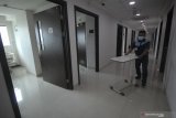 Pekerja mendorong meja kecil di lorong Rumah Sakit Siloam Cito, di Surabaya, Jawa Timur, Sabtu (20/2/2021).  Rumah sakit darurat yang dipersiapkan untuk menangani pasien-pasien COVID-19 tersebut memiliki kapasitas 105 tempat tidur pasien dan 15 tempat tidur ICU. Antara Jatim/Didik/Zk