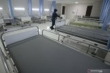 Pekerja mendorong lemari kecil di Rumah Sakit Siloam Cito, di Surabaya, Jawa Timur, Sabtu (20/2/2021).  Rumah sakit darurat yang dipersiapkan untuk menangani pasien-pasien COVID-19 tersebut memiliki kapasitas 105 tempat tidur pasien dan 15 tempat tidur ICU. Antara Jatim/Didik/Zk