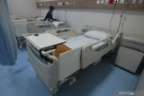Pekerja membersihkan tempat tidur pasien di Rumah Sakit Siloam Cito, di Surabaya, Jawa Timur, Sabtu (20/2/2021).  Rumah sakit darurat yang dipersiapkan untuk menangani pasien-pasien COVID-19 tersebut memiliki kapasitas 105 tempat tidur pasien dan 15 tempat tidur ICU. Antara Jatim/Didik/Zk