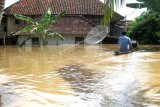 Six districts in S Sumatra put under alert status for flood, landslide