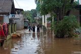 Minggu sore, sebagian rumah di Cipinang Melayu masih tergenang air