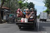 Sejumlah ibu menumpang mobil terbuka di Jalan Pintu Gerbang,  Pamekasan, Jawa Timur, Minggu (21/2/2021). Rendahnya kesadaran masyarakat dalam berkendaraan yang baik dan benar dapat mencelakankan diri sendiri dan orang lain. Antara Jatim/Saiful Bahri/zk