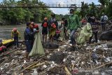 Sejumlah pegiat lingkungan dari Komunitas Republik Aer, Karang Taruna dan masyarakat membersihkan sampah di Sungai Ciwulan, Kampung Tanjung, Kelurahan Tanjung, Kecamatan Kawalu, Kota Tasikmalaya, Jawa Barat, Minggu (21/2/2021). Aksi membersihkan sampah di sepanjang aliran sungai Ciwulan itu merupakan rangkaian acara peringatan Hari Peduli Sampah Nasional (HPSN) sekaligus untuk mengajak warga agar lebih peduli terhadap lingkungan serta mencegah sungai tercemar dari limbah industri. ANTARA JABAR/Adeng Bustomi/agr