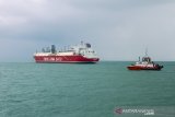 Kapal Floating Storage Regasification Unit (FSRU) Jawa Satu berlabuh di kawasan perairan Pelabuhan Patimban, Subang, Jawa Barat, Minggu (21/2/2021). Kapal FSRU Jawa Satu yang menyediakan fasilitas penyimpanan dan regasifikasi terapung menjadi bahan bakar turbin pembangkit listrik akan bersandar selama dua minggu di fasilitas mooring PLTGU Jawa-1 di perairan Subang untuk mengurangi kepadatan di Pelabuhan Tanjung Priok. ANTARA JABAR/M Ibnu Chazar/agr