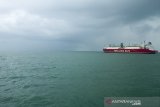 Kapal Floating Storage Regasification Unit (FSRU) Jawa Satu berlabuh di kawasan perairan Pelabuhan Patimban, Subang, Jawa Barat, Minggu (21/2/2021). Kapal FSRU Jawa Satu yang menyediakan fasilitas penyimpanan dan regasifikasi terapung menjadi bahan bakar turbin pembangkit listrik akan bersandar selama dua minggu di fasilitas mooring PLTGU Jawa-1 di perairan Subang untuk mengurangi kepadatan di Pelabuhan Tanjung Priok. ANTARA JABAR/M Ibnu Chazar/agr
