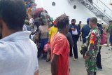 Babinsa Koramil Mapurujaya bagikan masker di pelabuhan Pomako Timika