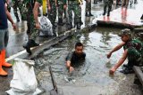 Babinsa Kodim Jayawijaya bersihkan saluran drainase