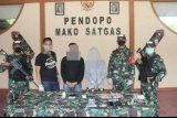 Satgas Pamtas Yonif/642 meringkus pengedar sabu saat