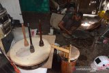 Perajin yang juga musisi tradisional Aceh menyelesaikan pembuatan alat musik rapai di rumah Desa Kayee Lee, Kecamatan Ingin Jaya, Kabupaten Aceh Besar, Aceh, Senin (22/2/2021). Menurut perajin, usaha produksi berbagai jenis alat musik tradisional Aceh berupa rapai, serune kale dan seruling  di daerah itu sulit berkembang dan para pembuat alat musik juga mulai langka sehingga membutuhkan perhatian dari pemerintah setempat dalam upaya menjaga kelestariannya. ANTARA FOTO/Ampelsa