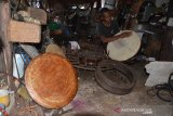 Perajin yang juga musisi tradisional Aceh menyelesaikan pembuatan alat musik rapai di rumah Desa Kayee Lee, Kecamatan Ingin Jaya, Kabupaten Aceh Besar, Aceh, Senin (22/2/2021). Menurut perajin, usaha produksi berbagai jenis alat musik tradisional Aceh berupa rapai, serune kale dan seruling  di daerah itu sulit berkembang dan para pembuat alat musik juga mulai langka sehingga membutuhkan perhatian dari pemerintah setempat dalam upaya menjaga kelestariannya. ANTARA FOTO/Ampelsa