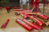 Seorang anak mencari ikan pascabanjir di kawasan Pecinan Sian Djin Kupoh, Desa Tanjungmekar, Karawang, Jawa Barat, Senin (22/2/2021). Banjir yang disebabkan meluapnya Sungai Citarum tersebut berangsur surut. ANTARA JABAR/M Ibnu Chazar/agr