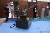 Sejumlah mahasiswa tim robotika mengoperasikan robot disinfektan di Fakultas Teknik Universitas Jember (Unej), Jawa Timur, Senin (22/2/2021). Fakultas Teknik Unej membuat robot asisten perawat, robot disinfektan berupa semprot dan sinar ultraviolet serta robot yudisium untuk mencegah penularan COVID-19. Antara Jatim/Seno/zk