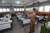 Guru dan sejumlah siswa melaksanakan kegiatan belajar tatap muka di SMPN 1 Pontianak, Kalimantan Barat, Senin (22/2/2021). Sebanyak delapan kabupaten/kota di wilayah Kalbar yang berada di zona kuning penyebaran COVID-19 diperbolehkan Pemerintah Provinsi Kalbar untuk melaksanakan kegiatan belajar tatap muka di sekolah-sekolah dengan menerapkan protokol kesehatan ketat per 22 Februari 2021. ANTARA FOTO/Jessica Helena Wuysang/aww.