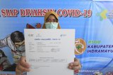 Seorang tenaga medis menunjukan kartu vaksinasi COVID-19 di RSUD Indramayu, Jawa Barat, Senin (22/2/2021). Dinas Kesehatan Kabupaten Indramayu menyatakan terdapat kekurangan 3.200 dosis vaksin COVID-19 Sinovac tahap satu di daerah itu. ANTARA JABAR/Dedhez Anggara/agr