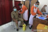 Petugas kesehatan menyuntikkan vaksinasi COVID-19 kepada tenaga medis di RSUD Indramayu, Jawa Barat, Senin (22/2/2021).  Dinas Kesehatan Kabupaten Indramayu menyatakan terdapat kekurangan 3.200 dosis vaksin COVID-19 Sinovac tahap satu di daerah itu. ANTARA JABAR/Dedhez Anggara/agr