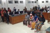 Hakim menangguhkan penahanan empat IRT terdakwa perusakan pabrik rokok