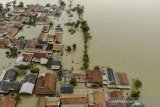 Foto udara banjir di Kampung Kampek, Telukjambe Barat, Karawang, Jawa Barat, Selasa (23/2/2021). Badan Nasional Penanggulangan Bencana (BNPB) mencatat warga terdampak banjir di Kabupaten Karawang mencapai 28.329 jiwa dan mengakibatkan 8.539 unit rumah terendam banjir yang disebabkan meluapnya sungai Citarum, Cibeet, Cikereteg, Cikalapa dan Cilamaya serta Cikaranggelam. ANTARA JABAR/M Ibnu Chazar/agr