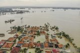 Foto udara banjir di Kampung Kampek, Telukjambe Barat, Karawang, Jawa Barat, Selasa (23/2/2021). Badan Nasional Penanggulangan Bencana (BNPB) mencatat warga terdampak banjir di Kabupaten Karawang mencapai 28.329 jiwa dan mengakibatkan 8.539 unit rumah terendam banjir yang disebabkan meluapnya sungai Citarum, Cibeet, Cikereteg, Cikalapa dan Cilamaya serta Cikaranggelam. ANTARA JABAR/M Ibnu Chazar/agr