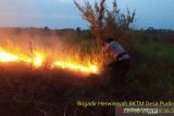 Polisi bersama warga  padamkan kebakaran lahan di Kumpeh Muarojambi