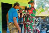 Babinsa Koramil Mapurujaya anjangsana bagi masker ke warga binaan