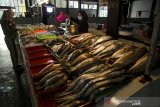 Pedagang menimbang ikan segar di Pasar Ikan Modern Soreang, Kabupaten Bandung, Jawa Barat, Selasa (23/2/2021). Perusahaan Umum Perikanan Indonesia (Perindo) sebagai BUMN perikanan menargetkan penjualan ikan pada 2021 naik jadi dua kali lipat menjadi Rp 849.325.022 dibandingkan dengan penjualan tahun 2020 sebesar Rp447.985.361 yang didukung salah satunya melalui keberadaan Pasar Ikan Modern. ANTARA JABAR/Novrian Arbi/agr