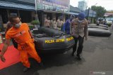 Personel Ditpolairud Polda Jawa Timur menggotong perahu karet saat Apel Kesiapsiagaan Penanggulangan Bencana di Ditpolairud Polda Jawa Timur, Surabaya, Jawa Timur, Rabu (24/2/2021). Ditpolairud Polda Jawa Timur menyiagakan personelnya beserta peralatan lengkap di sejumlah wilayah di Jawa Timur untuk kegiatan pencarian dan pertolongan (SAR) menghadapi kemungkinan adanya bencana alam. Antara Jatim/Didik/Zk