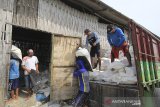 Pekerja mengangkut garam ke dalam gudang di desa Santing, Losarang, Indramayu, Jawa Barat, Rabu (24/2/2021). Kementerian Perindustrian memprediksi kebutuhan garam nasional tahun 2021 mencapai 4,6 juta ton. ANTARA JABAR/Dedhez Anggara/agr