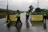 Petugas memasang papan pengumuman di jalan raya Porong, Sidoarjo, Jawa Timur, Selasa (23/2/2021). Balai Besar Perbaikan Jalan Nasional (BBPJN) melakukan penutupan sementara jalan raya porong selama tiga hari untuk survey penanganan dampak banjir dan pemeliharaan jalan raya yang mengalami penurunan akibat semburan Lumpur Lapindo. Antara Jatim/Umarul Faruq/zk