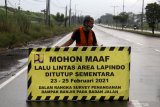 Petugas memasang papan pengumuman di jalan raya Porong, Sidoarjo, Jawa Timur, Selasa (23/2/2021). Balai Besar Perbaikan Jalan Nasional (BBPJN) melakukan penutupan sementara jalan raya porong selama tiga hari untuk survey penanganan dampak banjir dan pemeliharaan jalan raya yang mengalami penurunan akibat semburan Lumpur Lapindo. Antara Jatim/Umarul Faruq/ZK