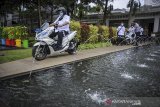 Seorang Aparatur Sipil Negara (ASN) mengendarai motor listrik saat penyerahan motor listrik bagi ASN di Balai Kota Bandung, Jawa Barat, Rabu (24/2/2021). Pemerintah Kota Bandung bekerjasama dengan PT HPP Energy Indonesia untuk uji coba program pinjam pakai 22 unit sepeda motor listrik yang ditujukan sebagai kendaraan operasional ASN guna mendorong keberadaan kendaraan listrik yang dapat mengurangi polusi di Kota Bandung. ANTARA JABAR/Raisan Al Farisi/agr