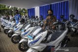 Petugas memeriksa kompartemen motor listrik saat penyerahan motor listrik bagi Aparatur Sipil Negara (ASN) di Balai Kota Bandung, Jawa Barat, Rabu (24/2/2021). Pemerintah Kota Bandung bekerjasama dengan PT HPP Energy Indonesia untuk uji coba program pinjam pakai 22 unit sepeda motor listrik yang ditujukan sebagai kendaraan operasional ASN guna mendorong keberadaan kendaraan listrik yang dapat mengurangi polusi di Kota Bandung. ANTARA JABAR/Raisan Al Farisi/agr