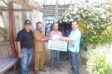 Baznas Pesisir Selatan serahkan bantuan bedah rumah pada warga kampung Jalamu