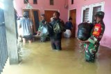 Personel TNI membantu warga BTN Sentani terdampak banjir