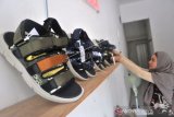 Penjualan Sepatu Berbahan Kain Jumputan Khas Palembang