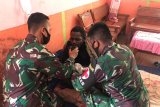 Satgas TNI Yonif 611/Awl obati warga sakit malaria di perbatasan RI-PNG