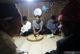 Tokoh adat membungkus pusaka pada ritual Resik Kagungan di Cungking, Banyuwangi, Jawa Timur, Kamis (25/2/2021). Tradisi ritual pembersihan benda pusaka peninggalan buyut Cungking yang digelar pada pertengahan bulan Rajab tersebut, dipercaya warga dapat mendatangkan barokah dan kesehatan. Antara Jatim/Budi Candra Setya/zk.