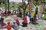 Sejumlah anak mengikuti permainan tradisional di Kampung Budak Capetang (KBC), Babakan Kalangsari, Kota Tasikmalaya, Jawa Barat, Kamis (25/2/2021). Wahana edukasi ramah anak yang didirikan secara swadaya tersebut menyediakan fasilitas permainan outbond dan kaulinan barudak yang bertujuan untuk mengajarkan anak bersosialisasi serta membangun budaya gotong-royong. ANTARA JABAR/Adeng Bustomi/agr