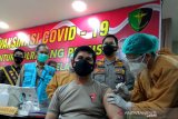 Vaksinasi COVID-19 untuk anggota polisi