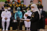 Gubernur Jawa Timur Khofifah Indar Parawansa memberikan sambutan saat Pengambilan Sumpah Jabatan dan Pelantikan Kepala Daerah dan Wakil Kepala Daerah Kabupaten/Kota di Jawa Timur Tahun 2021 di Gedung Negara Grahadi, Surabaya, Jawa Timur, Jumat (26/2/2021). Sebanyak 17 Kepala Daerah dan Wakil Kepala Daerah Kabupaten/Kota di Jawa Timur dilantik dengan menerapkan protokol kesehatan yang ketat. Antara Jatim/Didik/Zk